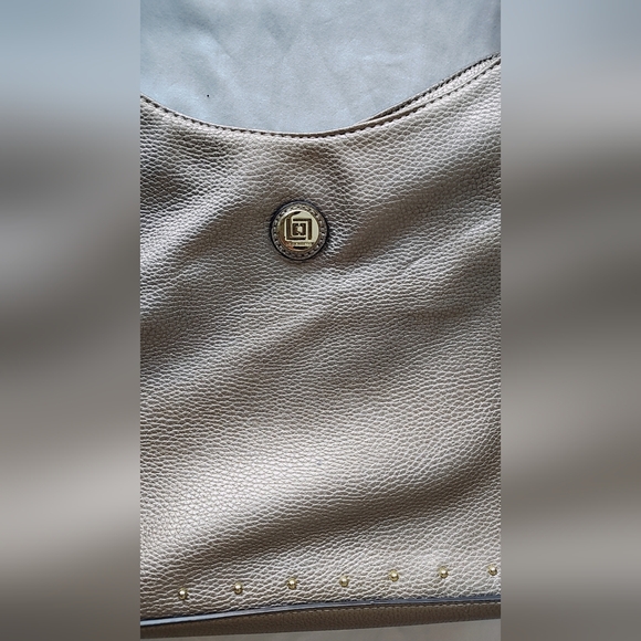 𝖫𝖨𝖹 𝖢𝖫𝖠𝖨𝖡𝖮𝖱𝖭𝖤 𝖧𝖤𝖱𝖨𝖳𝖠𝖦𝖤 𝖢𝖱𝖤𝖲𝖳 𝖬𝖤𝖳𝖠𝖫𝖫𝖨𝖢 𝖦𝖮𝖫𝖣 - Picture 2 of 8